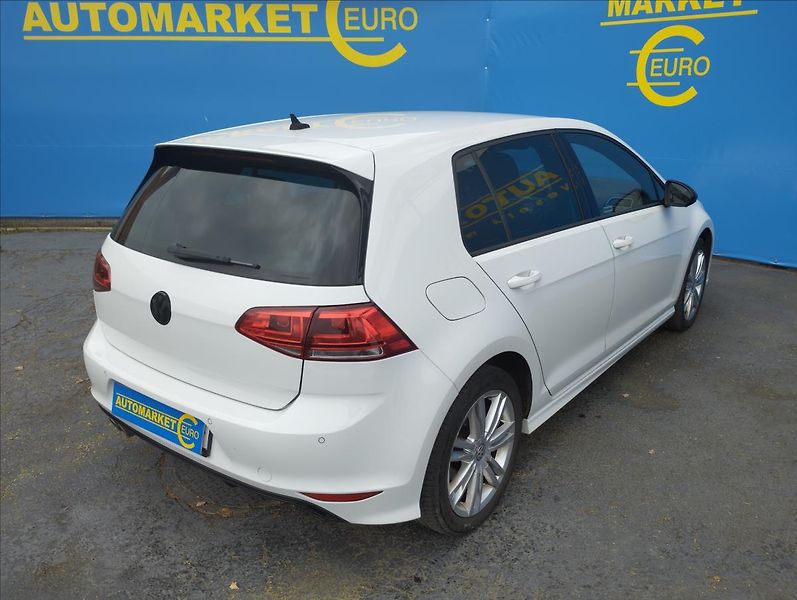 Volkswagen Golf 2,0 TDi 110KW R-Line - fotka 4 z 17