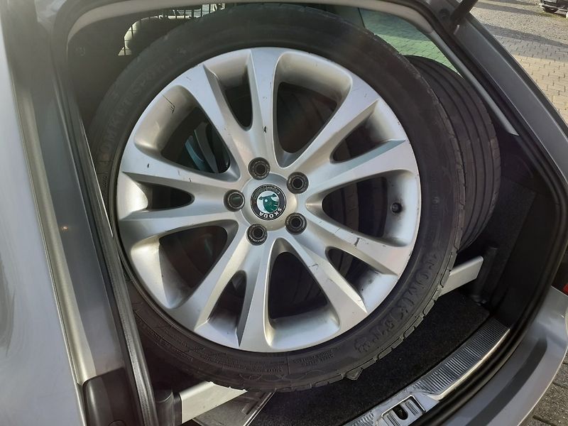 Škoda Superb (2011) 2.0 TDi Elegance - fotka 25 z 37
