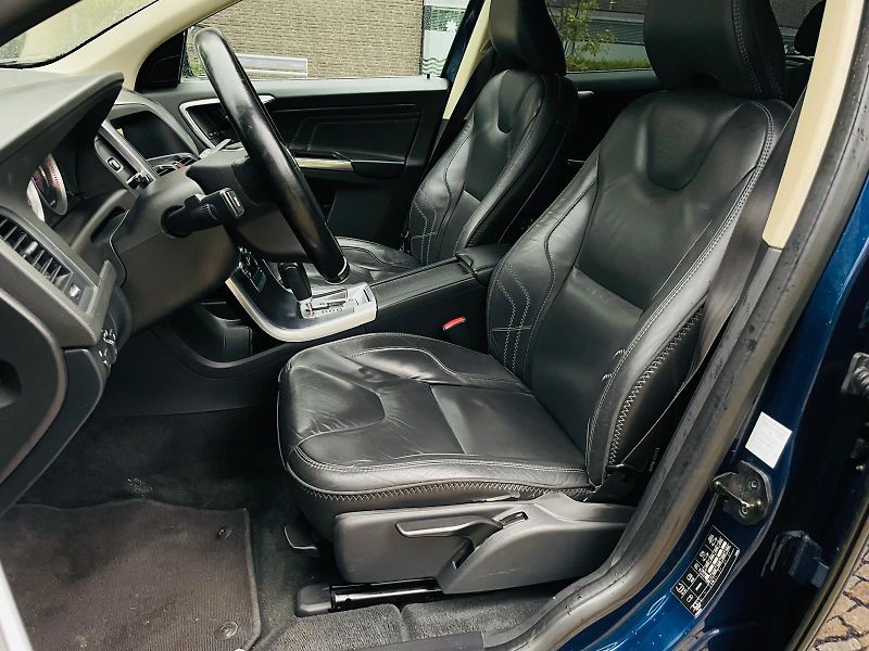 Volvo XC60 2.4D5 5V 4x4 AUT TAŽNÉ SERVISK - fotka 32 z 47