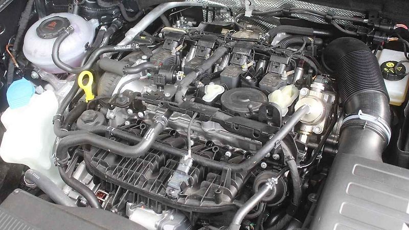 Auto poskytuje dostatek řidičské zábavy