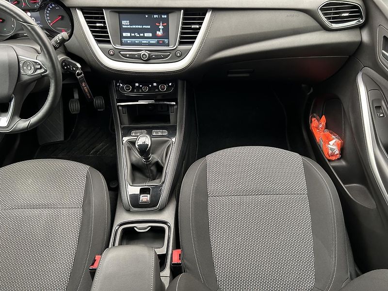 Opel Grandland 1.2 TURBO Edition - fotka 15 z 33