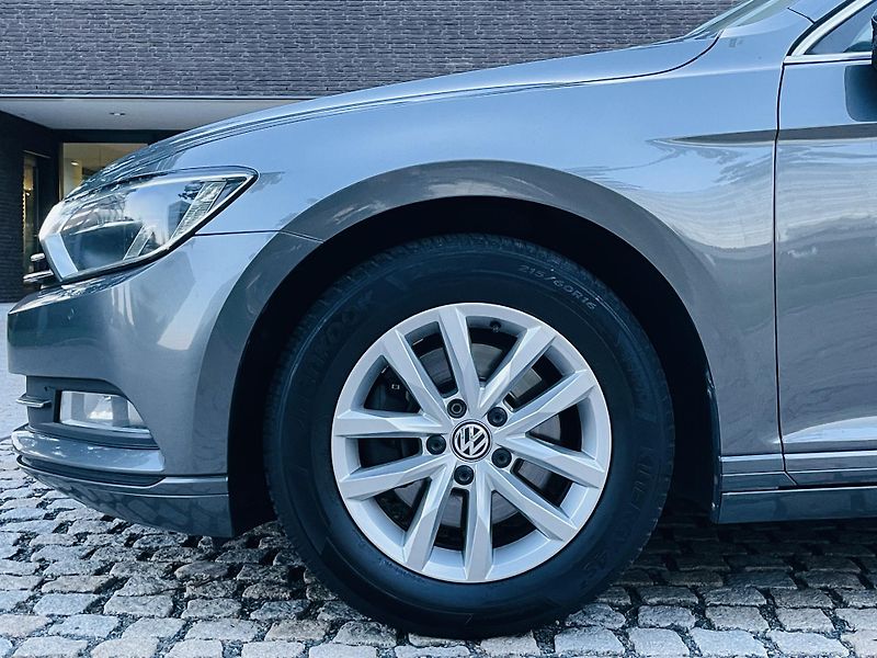 Volkswagen Passat 2.0TDI MANUÁL VÝHŘEV KAMERA - fotka 47 z 47