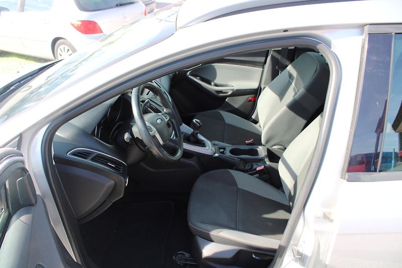 Ford Focus (2012) 1,6i KLIMA EL.OKNA PDC ESP - fotka 9 z 16