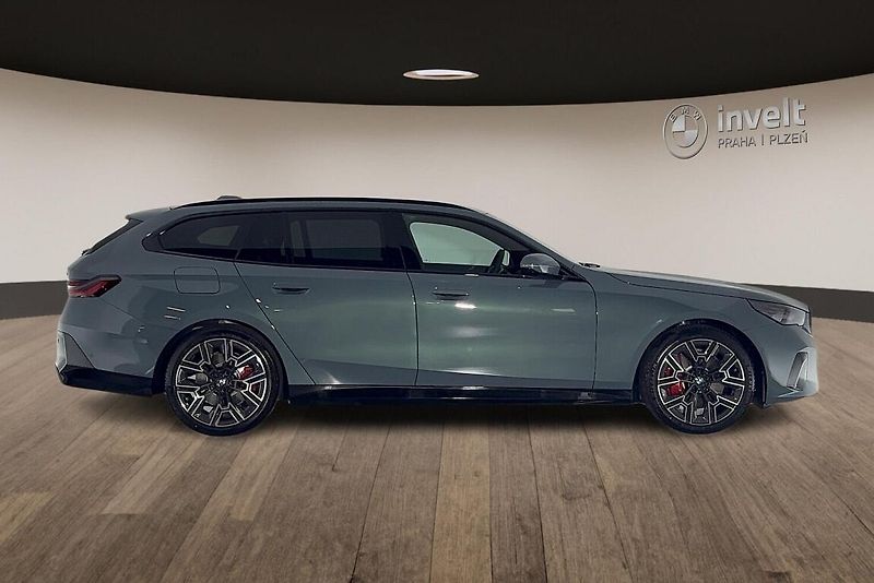 BMW Řada 5 540d xDrive Touring - fotka 2 z 26