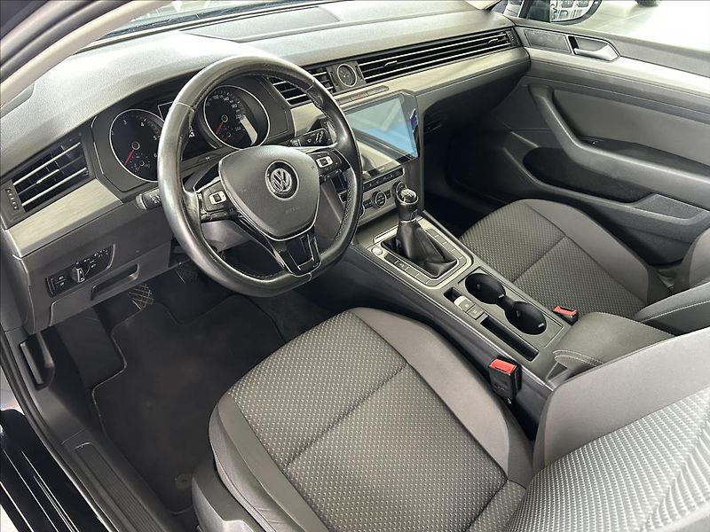 Volkswagen Passat 2,0   TDI 110kW,1.MAJ,SERVISKA - fotka 7 z 24
