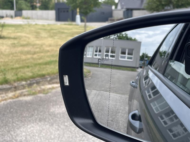 Volkswagen T-Roc (2019) 2.0 TDI 110 kW DSG SPORT - fotka 29 z 34