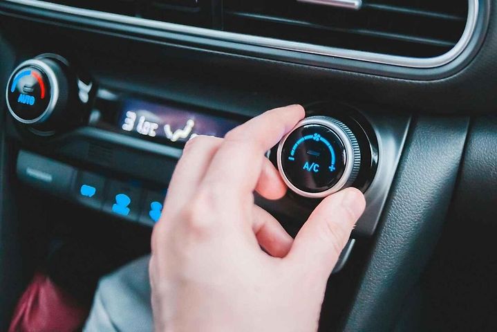 Řidiči v zimě vypínají klimatizaci a pak zbytečně na jaře platí.