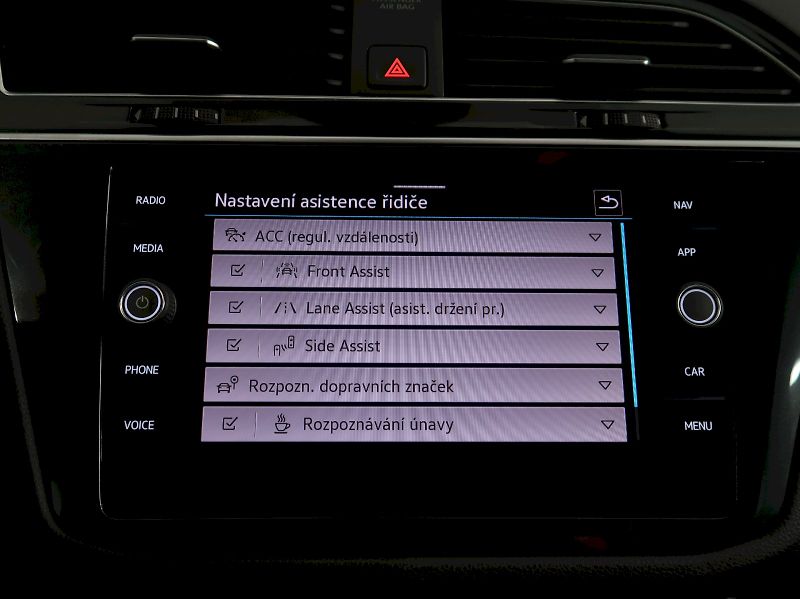 Volkswagen Tiguan (2021) R-LINE 2.0TSI 140KW 4x4 DSG - fotka 27 z 40