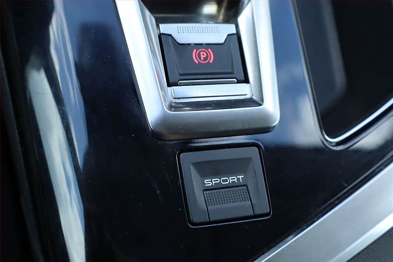 Peugeot 5008 (2018) 1.6 BlueHDi, Automat, 7 míst - fotka 26 z 27