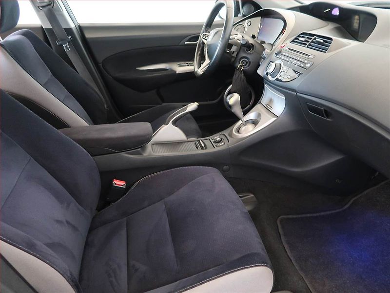 Honda Civic (2006) 1.8, Navi, Tempomat - fotka 9 z 16