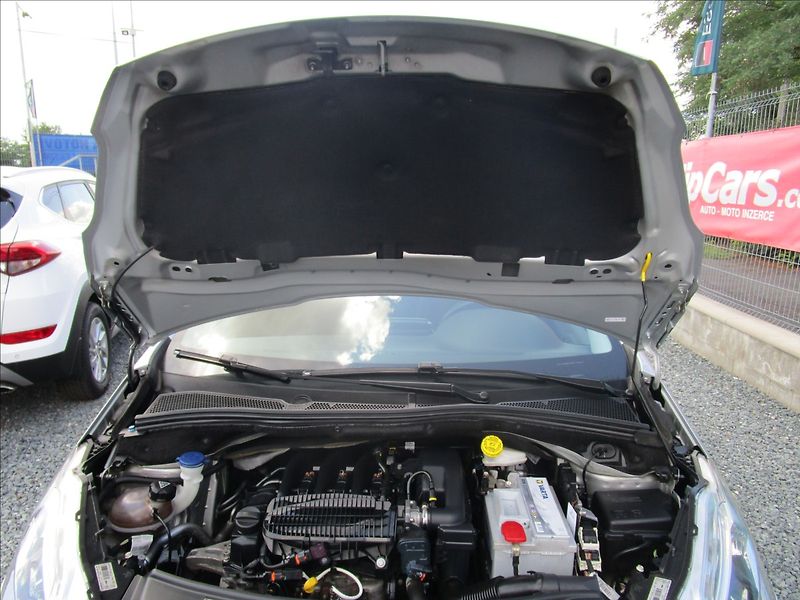 Peugeot 208 1.2i Klima, Navi - fotka 38 z 38