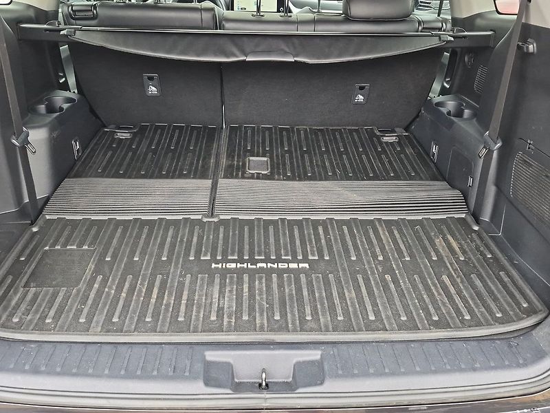 Toyota Highlander Executive 2,5 HEV 4x4 - fotka 25 z 27