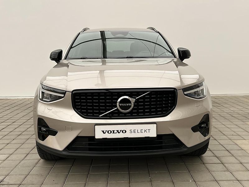 Volvo XC40 2.0 B4 4x4 PLUS - fotka 3 z 30