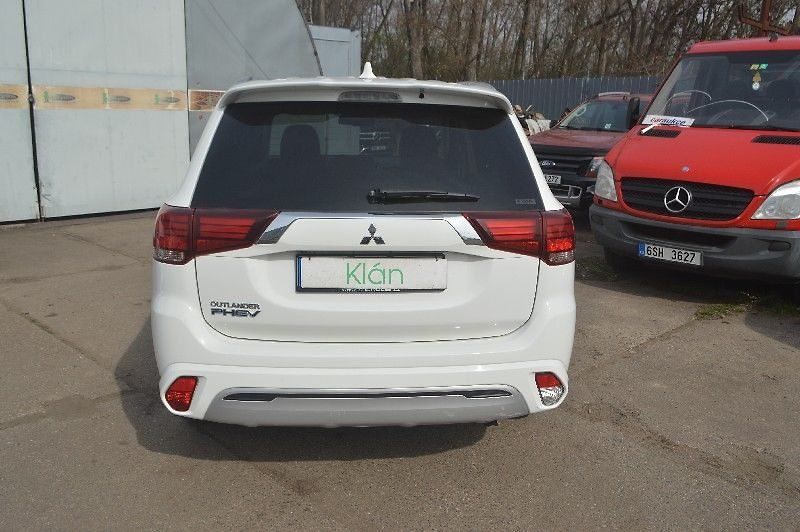 Mitsubishi Outlander 2,4 4x4 - fotka 14 z 26