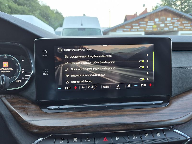 Škoda Octavia Combi Scout TDi 147kw DSG 4x4 - fotka 25 z 49