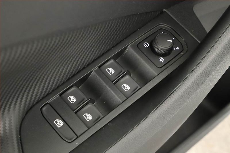 Škoda Kamiq (2025) 1.0 TSI, MONTE CARLO, KEYLESS - fotka 8 z 19