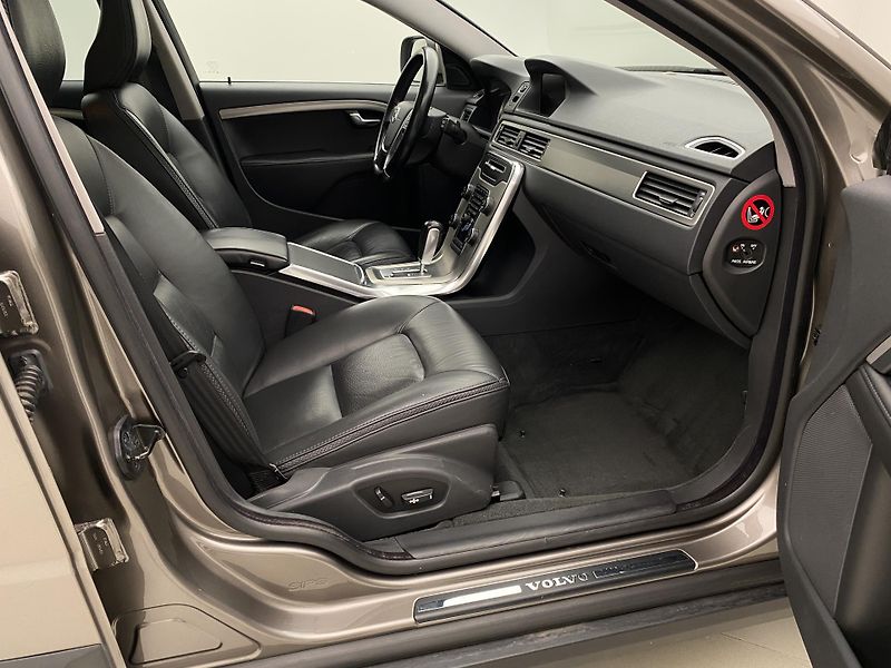 Volvo XC70 D5 AWD SUMMUM REZERVACE - fotka 20 z 49
