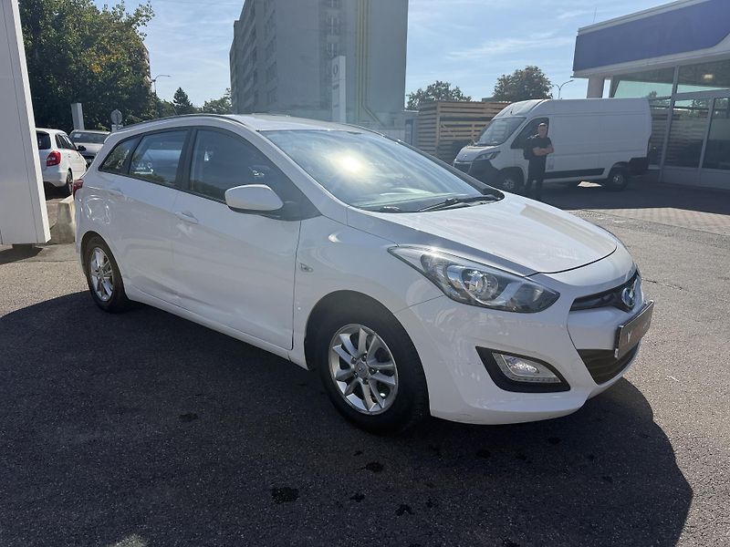 Hyundai i30 1.6 - fotka 4 z 23