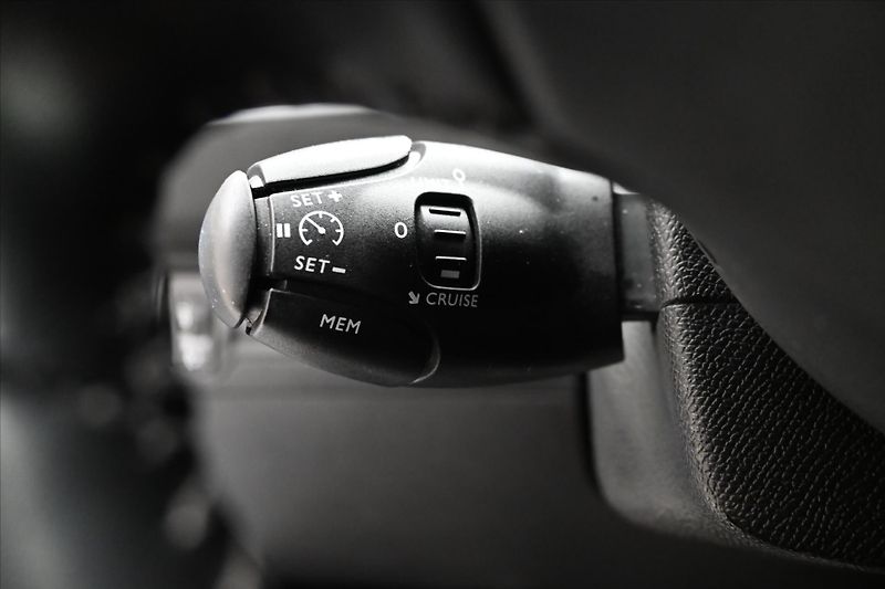 Peugeot 308 1,5 BlueHDI 96 kW Allure Záruk - fotka 24 z 31