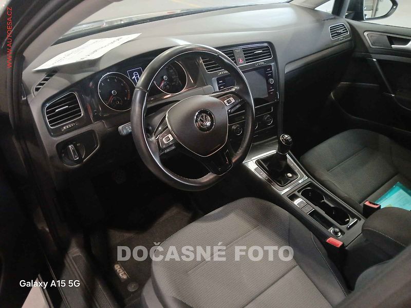 Volkswagen Golf (2018) 1.0 TSi, 1.maj,ČR - fotka 3 z 3