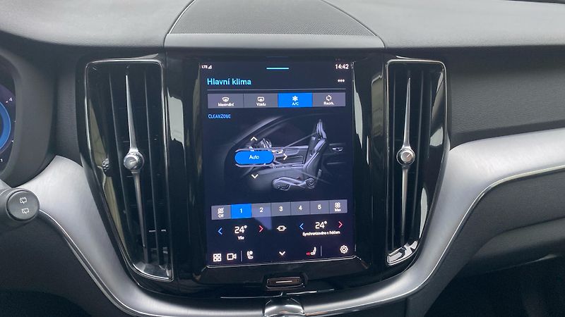 Volvo XC60 MOMENTUM PRO, B4 AWD, 145+10 k - fotka 18 z 24