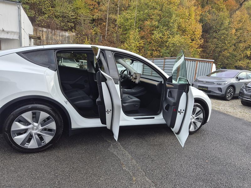 Tesla Model Y LONG RANGE DUAL MOTOR TZ 95,0% - fotka 17 z 49