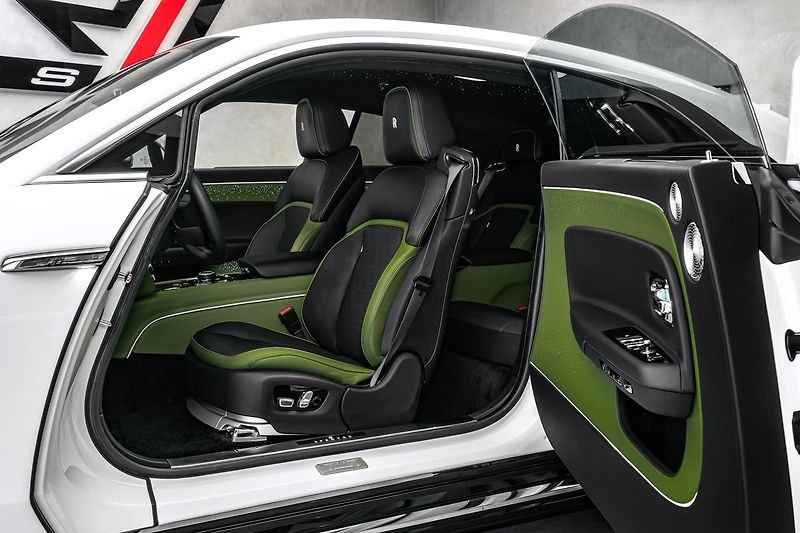 Rolls-Royce Spectre - fotka 18 z 29