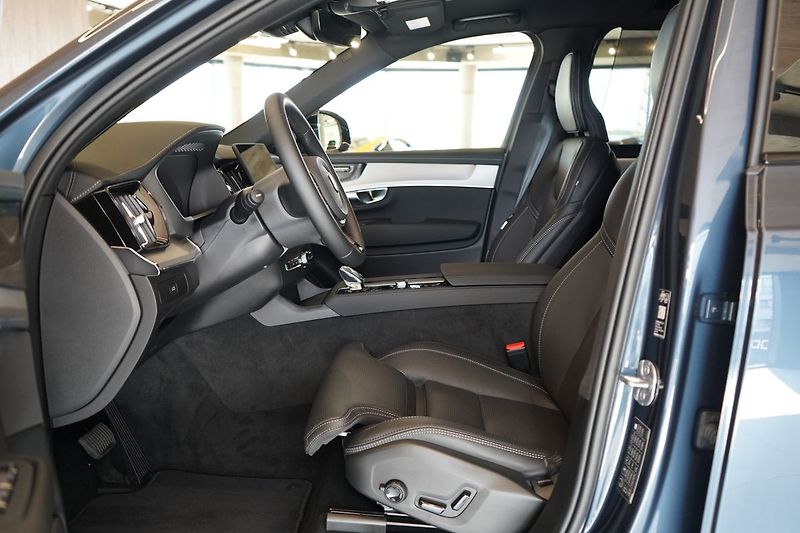Volvo XC90 B5 PLUS Black Edition, 360° - fotka 17 z 48