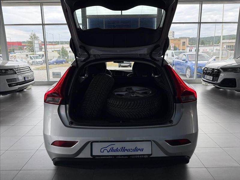 Volvo V40 2,0   D2 88kW,SERVISKA, - fotka 23 z 26