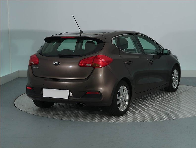 Kia Ceed (2012) 1.6 GDI, Serv.kniha, Tempomat - fotka 5 z 13