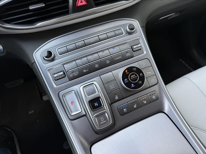 Hyundai Santa Fe 1,6 T HEV 4x4 AT 7M  Luxury - fotka 20 z 26