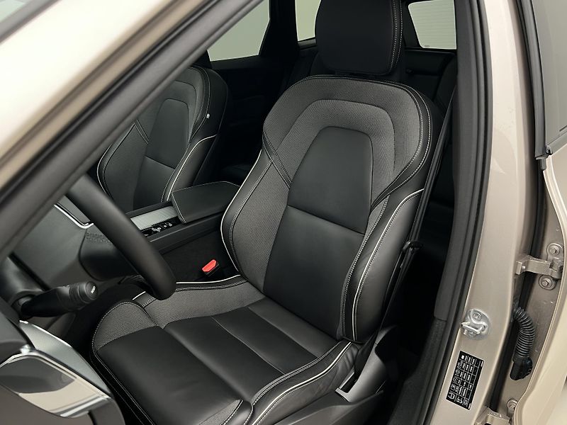 Volvo XC60 T6 AWD DARK PLUS RECHARGE AUT - fotka 19 z 49