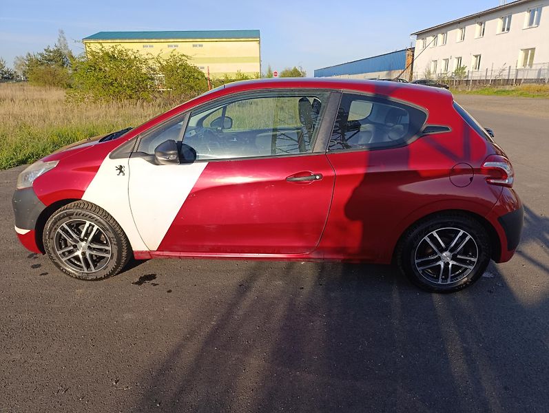 Peugeot 208 (2013) 1.0 benzín 50kw  - fotka 3 z 11