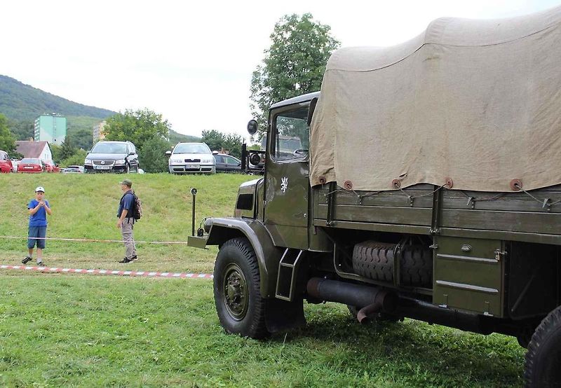 Majitel Tatry 128 František Zimmermann za volantem. Jeho vůz byl středem pozornosti vojenského kempu v Oseku u Duchcova.