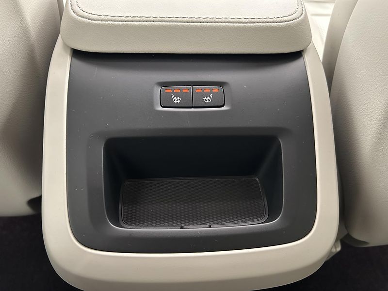 Volvo XC90 2.0 B5 4x4 PLUS Bright Vzduch - fotka 27 z 32