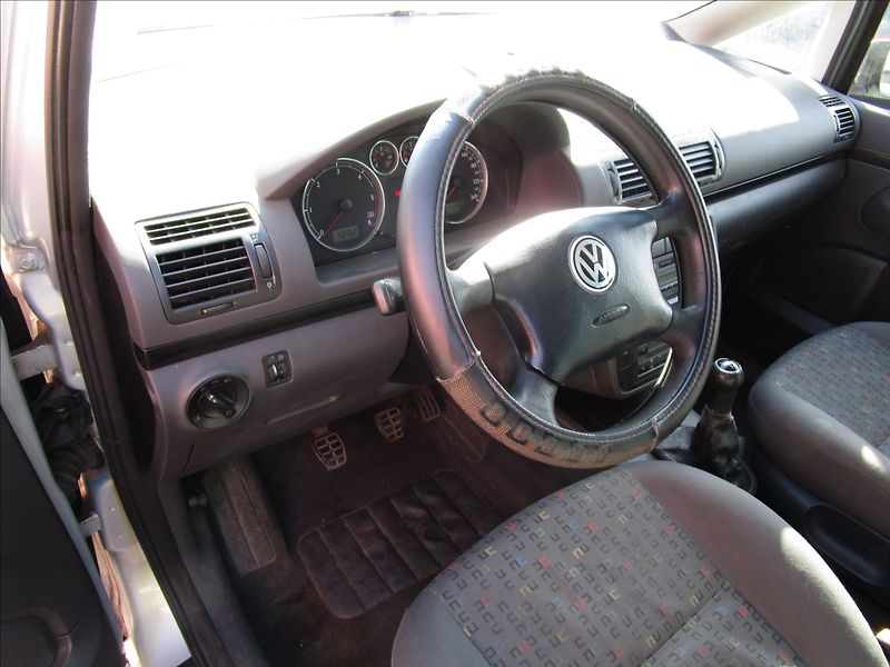 Volkswagen Sharan 1.9TDi aut. klima, 7 míst - fotka 10 z 43