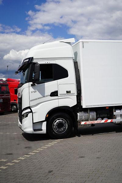 Iveco S-WAY (2021) 420 / E 6 / KONTENER + WINDA / - fotka 38 z 47