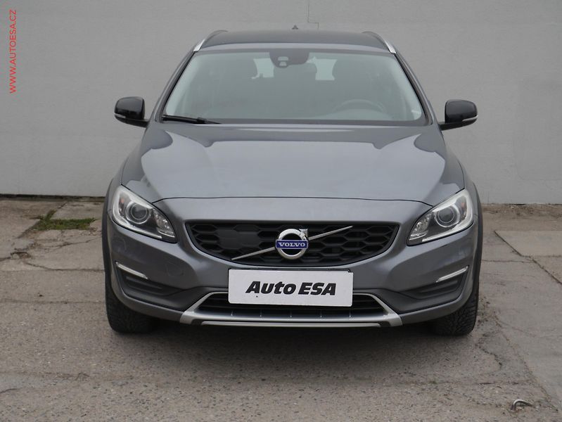 Volvo V60 (2015) 2.4 D4 Cross Country, AT - fotka 2 z 19