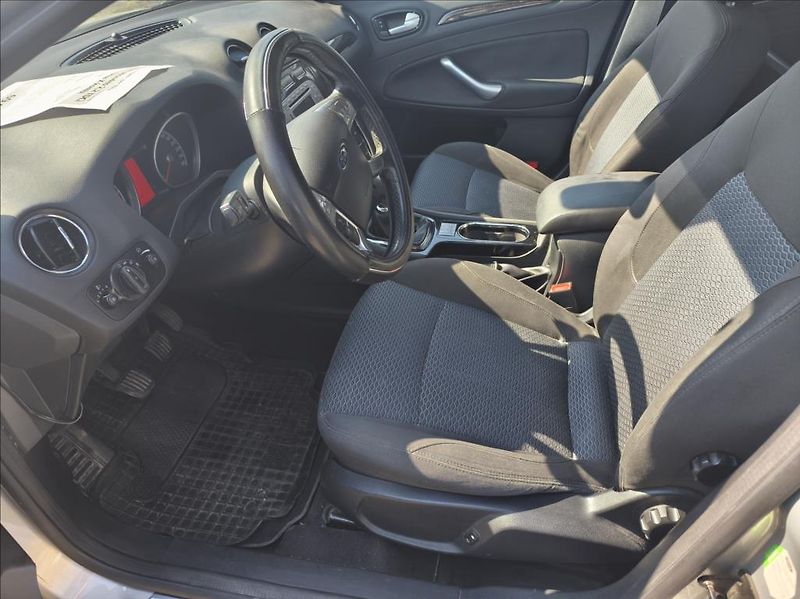Ford Mondeo 2,2 TDCi  Ghia X - fotka 7 z 8