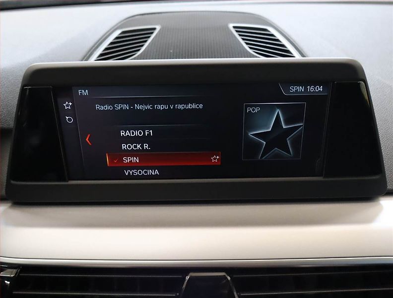 BMW Řada 5 (2018) Luxury Line 520d xDrive, 4X4 - fotka 17 z 25