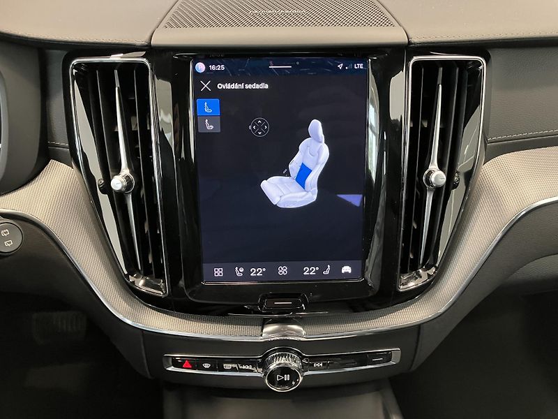Volvo XC60 B4 FWD Ultimate Dark AT8 - fotka 35 z 44