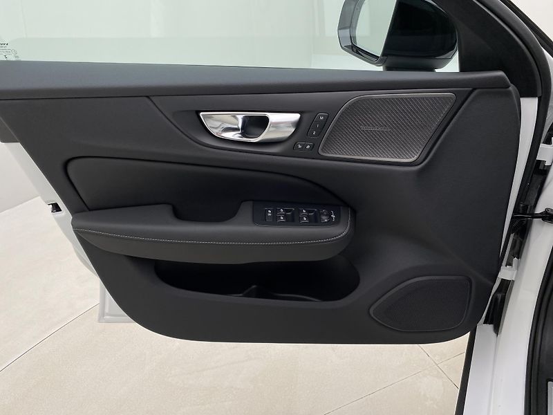 Volvo V60 (2026) T6 AWD Plug-in DARK PLUS - fotka 26 z 64