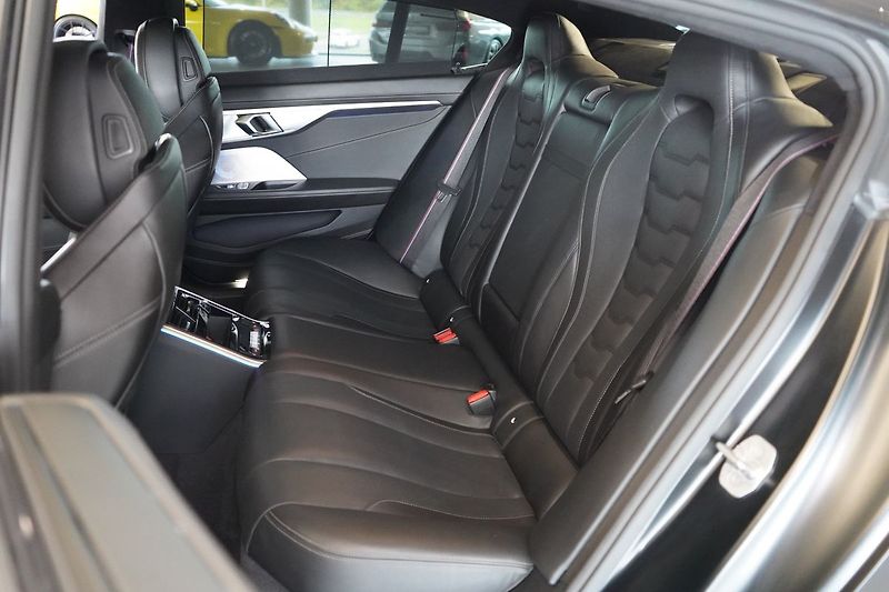 BMW Řada 8 M850i xDrive, Golden Thunder - fotka 45 z 50