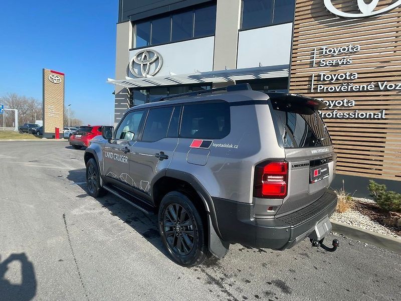 Toyota Land Cruiser 2.8D 8AT 4x4 Executive Skyview - fotka 3 z 34