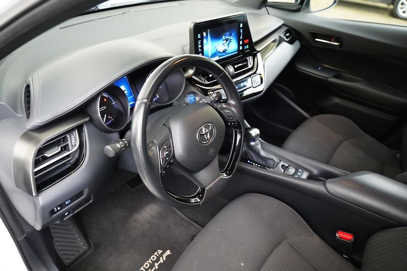 Toyota C-HR - fotka 13 z 27
