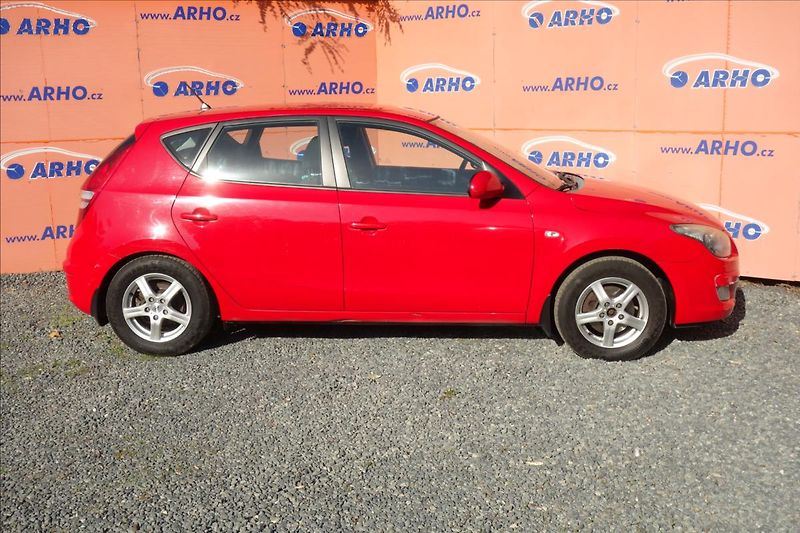 Hyundai i30 1,4 i, ČR, SERV.KN., COMFORT. - fotka 8 z 34