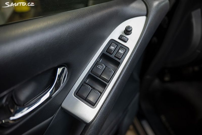 Nissan Murano 2.5 DCI 140 kW 4X4 - fotka 24 z 35