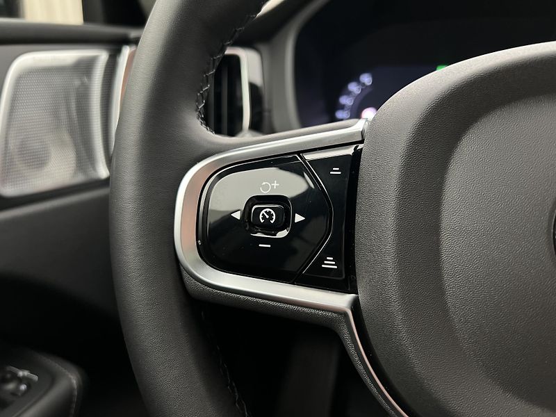 Volvo XC60 B5 AWD ULTIMATE DARK AUT  - fotka 27 z 47