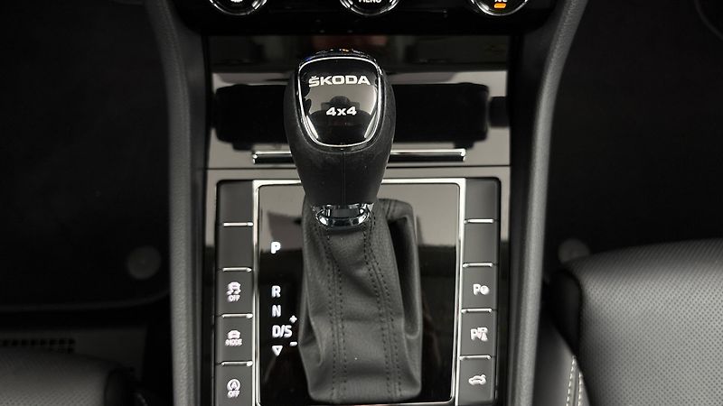 Škoda Superb 2.0 TDI DSG 4x4 L&K Combi - fotka 28 z 34