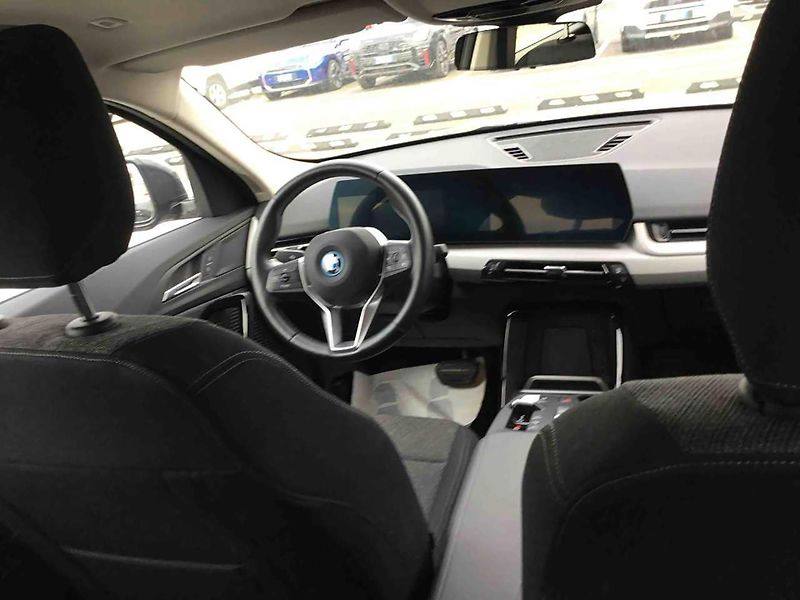 BMW iX2 (2024) xDrive30 - fotka 7 z 12